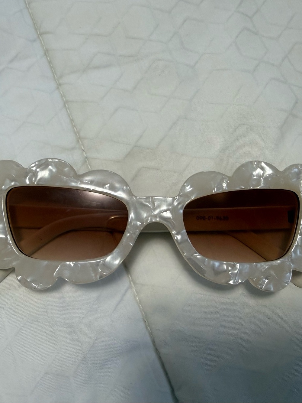 Hand Polly Pearl White Flower Scallop Sunglasses Brown Gradient Coquette Y2K